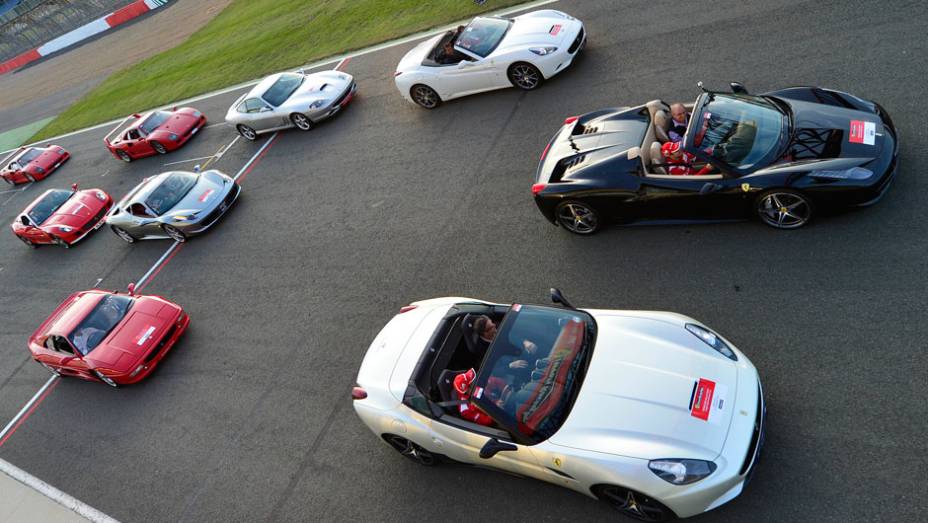 Felipe Massa pilotou uma Ferrari 458 Spider | <a href="https://beta-develop.quatrorodas.abril.com.br/noticias/fabricantes/ferrari-consegue-reunir-964-modelos-marca-silverstone-702287.shtml" rel="migration">Leia mais</a> Felipe Massa pilotou uma Ferrari 458 Spider | <a href="https://beta-develop.quatrorodas.abril.com.br/noticias/fabricantes/ferrari-consegue-reunir-964-modelos-marca-silverstone-702287.shtml" rel="migration">Leia mais</a>