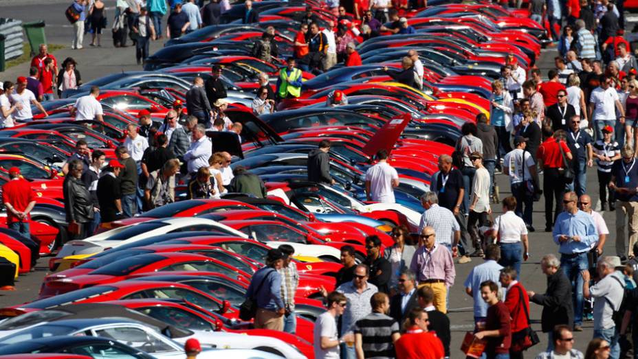 Ferrari doou cerca de R$ 16,00 por cada carro que foi ao evento &agrave; funda&ccedil;&atilde;o BEN | <a href="https://beta-develop.quatrorodas.abril.com.br/noticias/fabricantes/ferrari-consegue-reunir-964-modelos-marca-silverstone-702287.shtml" rel="migration">Leia mais</a>