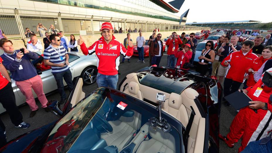 O piloto Felipe Massa liderou o encontro em Silverstone | <a href="https://beta-develop.quatrorodas.abril.com.br/noticias/fabricantes/ferrari-consegue-reunir-964-modelos-marca-silverstone-702287.shtml" rel="migration">Leia mais</a> O piloto Felipe Massa liderou o encontro em Silverstone | <a href="https://beta-develop.quatrorodas.abril.com.br/noticias/fabricantes/ferrari-consegue-reunir-964-modelos-marca-silverstone-702287.shtml" rel="migration">Leia mais</a>