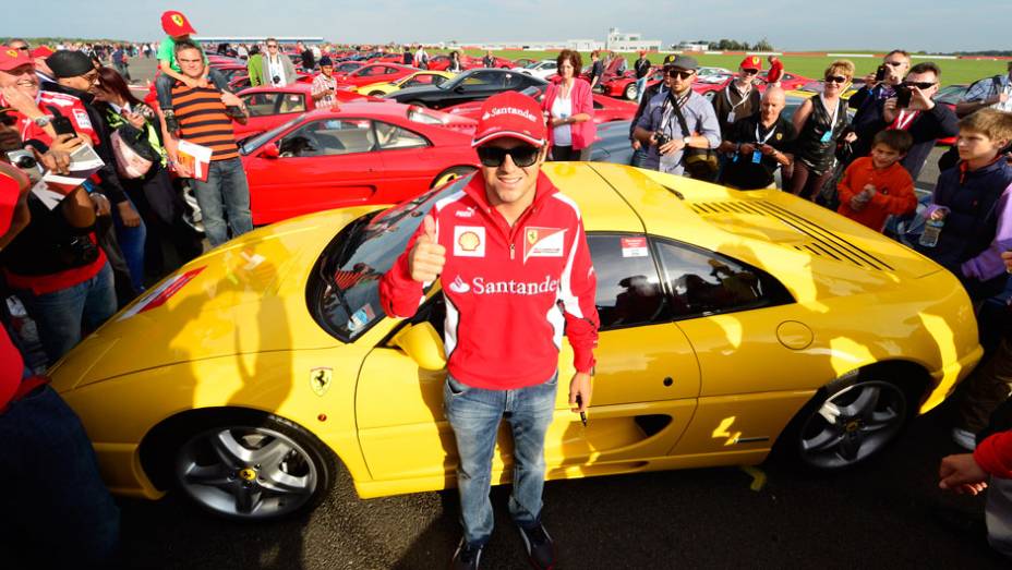 Piloto da Ferrari posou para fotos com os modelos | <a href="https://beta-develop.quatrorodas.abril.com.br/noticias/fabricantes/ferrari-consegue-reunir-964-modelos-marca-silverstone-702287.shtml" rel="migration">Leia mais</a> Piloto da Ferrari posou para fotos com os modelos | <a href="https://beta-develop.quatrorodas.abril.com.br/noticias/fabricantes/ferrari-consegue-reunir-964-modelos-marca-silverstone-702287.shtml" rel="migration">Leia mais</a>