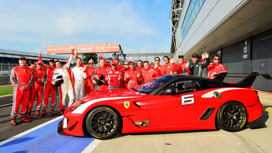 Feito entrará para o Livro dos Recordes | <a href="https://beta-develop.quatrorodas.abril.com.br/noticias/fabricantes/ferrari-consegue-reunir-964-modelos-marca-silverstone-702287.shtml" rel="migration">Leia mais</a> Feito entrará para o Livro dos Recordes | <a href="https://beta-develop.quatrorodas.abril.com.br/noticias/fabricantes/ferrari-consegue-reunir-964-modelos-marca-silverstone-702287.shtml" rel="migration">Leia mais</a>