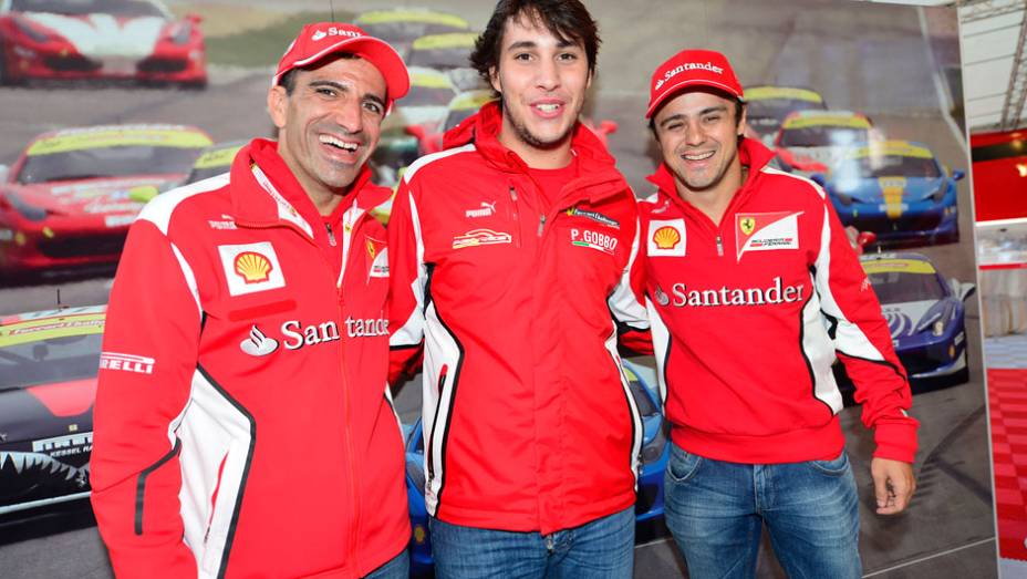 Marc Gen&eacute;, Patrick Gobbo e Felipe Massa comemoram feito | <a href="https://beta-develop.quatrorodas.abril.com.br/noticias/fabricantes/ferrari-consegue-reunir-964-modelos-marca-silverstone-702287.shtml" rel="migration">Leia mais</a>