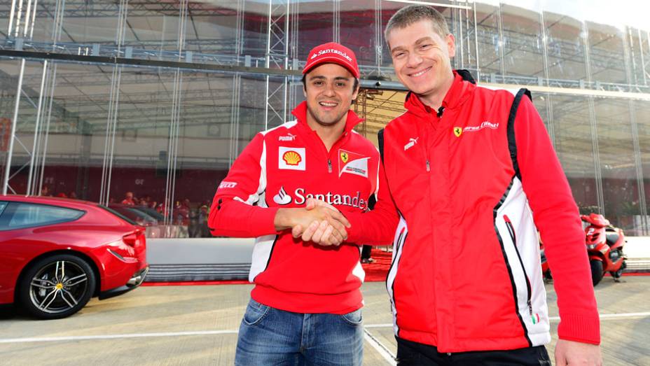 Felipe Massa e Antonello Coletta se cumprimentam | <a href="https://beta-develop.quatrorodas.abril.com.br/noticias/fabricantes/ferrari-consegue-reunir-964-modelos-marca-silverstone-702287.shtml" rel="migration">Leia mais</a>