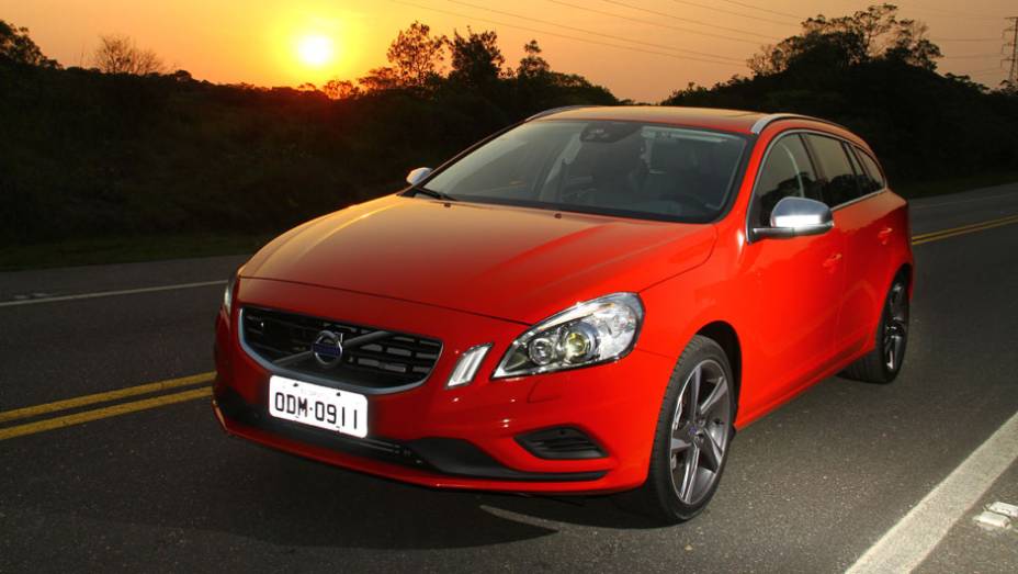 Volvo iniciou as vendas da V60 Sportwagon no Brasil | <a href="https://beta-develop.quatrorodas.abril.com.br/noticias/mercado/volvo-v60-parte-r-130-900-702452.shtml" target="_blank" rel="migration">Leia mais</a>