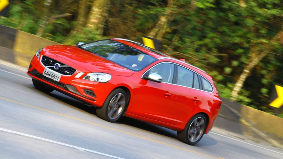 Modelo será vendido nas versões T5 Comfor R-Design, T5 Dynamic R-Design e T6 R-Design | <a href="https://beta-develop.quatrorodas.abril.com.br/noticias/mercado/volvo-v60-parte-r-130-900-702452.shtml" target="_blank" rel="migration">Leia mais</a>