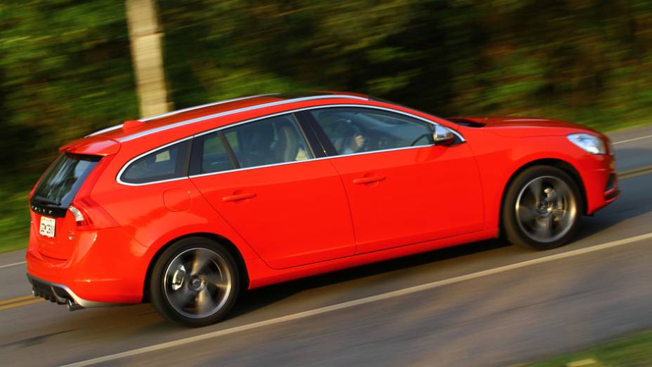 Vers&otilde;es de entrada e intermedi&aacute;ria usam motor 2.0 turbo de 240 cv. J&aacute; a configura&ccedil;&atilde;o topo de linha umsa um 3.0 6 cilindros turbo de 304 cv | <a href="https://beta-develop.quatrorodas.abril.com.br/noticias/mercado/volvo-v60-parte-r-130-900-702452.shtml" target="_blank" rel="migration">Lei</a>