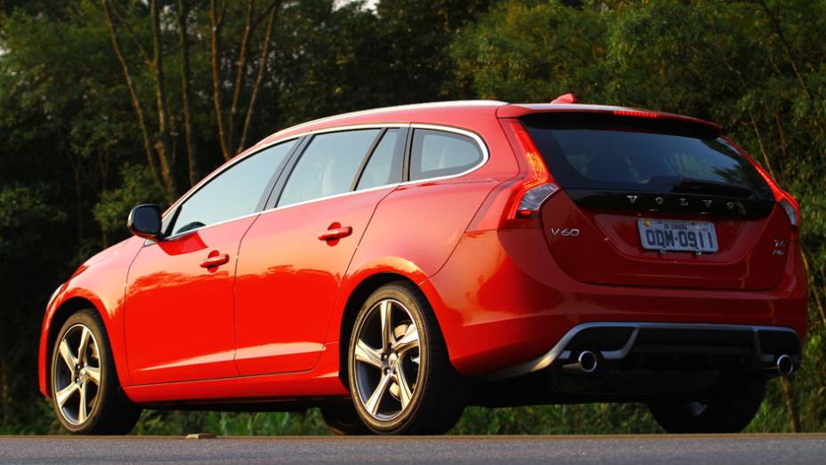 As duas configura&ccedil;&otilde;es T5 aceleram aos 100 km/h em 8s1 e atingem a velocidade m&aacute;xima de 250 km/h, segundo a Volvo. Vertente T6 cumpre a acelera&ccedil;&atilde;o em 6s2 e s&oacute; para de acelerar ao atingir 250 km/h tamb&eacute;m | <a href="https://beta-develop.quatrorodas.abril.com.br/noticias/m" rel="migration"></a>