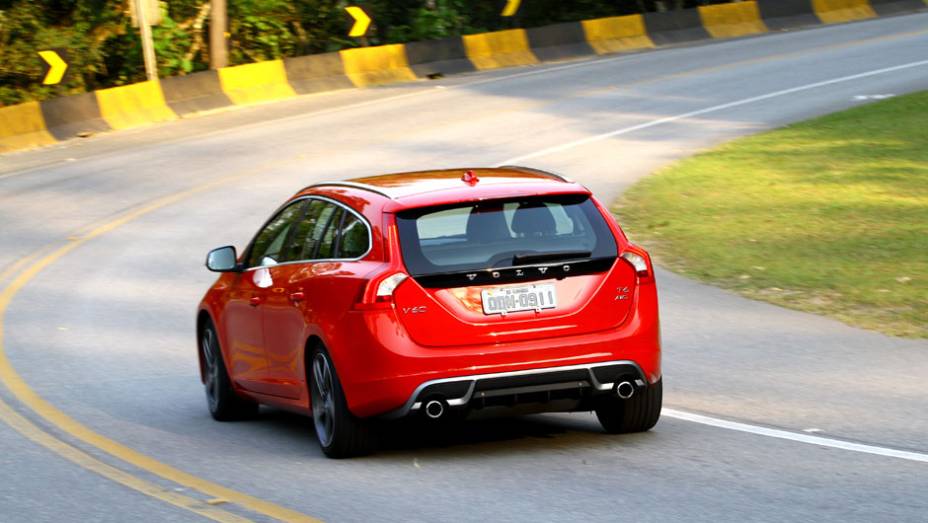 Porta-malas da novidade tem capacidade de 430 litros e vai a 1.241 litros com os assentos traseiros rebatidos | <a href="https://beta-develop.quatrorodas.abril.com.br/noticias/mercado/volvo-v60-parte-r-130-900-702452.shtml" target="_blank" rel="migration">Leia mais</a>