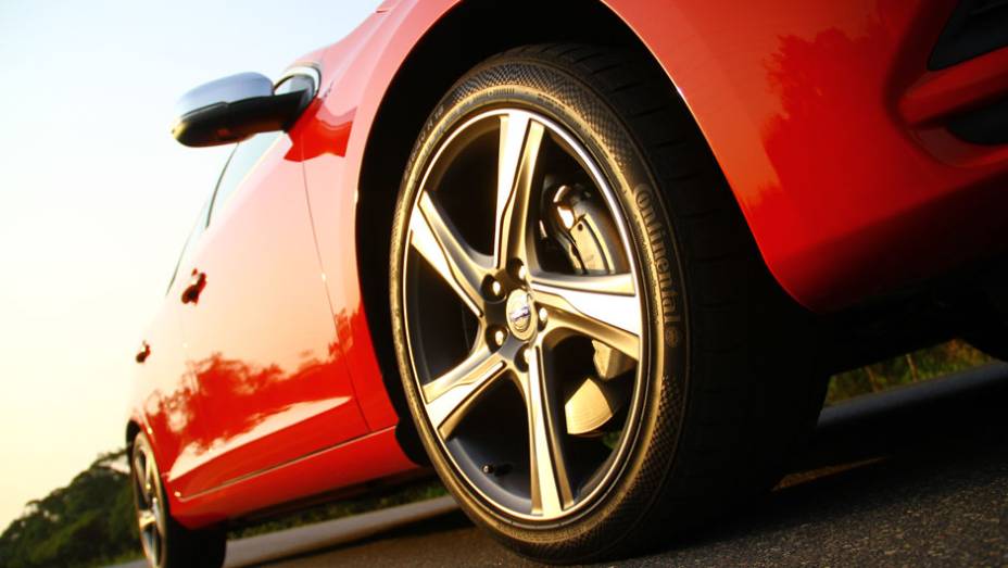 Kit R-Design aplica na Sportswagon rodas de aro 18", suspens&atilde;o mais firme, adere&ccedil;os visuais ao redor da carroceria, ponteiras de escape esportivas, entre outros | <a href="https://beta-develop.quatrorodas.abril.com.br/noticias/mercado/volvo-v60-parte-r-130-900-702452." rel="migration"></a>