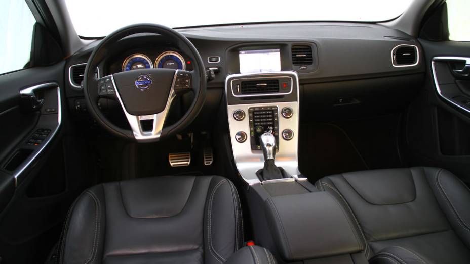 interior do Volvo V60 &eacute; s&oacute;brio | <a href="https://beta-develop.quatrorodas.abril.com.br/noticias/mercado/volvo-v60-parte-r-130-900-702452.shtml" target="_blank" rel="migration">Leia mais</a>