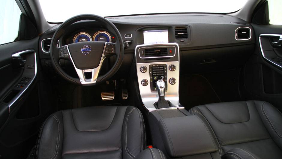 interior do Volvo V60 &eacute; s&oacute;brio | <a href="https://beta-develop.quatrorodas.abril.com.br/noticias/mercado/volvo-v60-parte-r-130-900-702452.shtml" target="_blank" rel="migration">Leia mais</a>