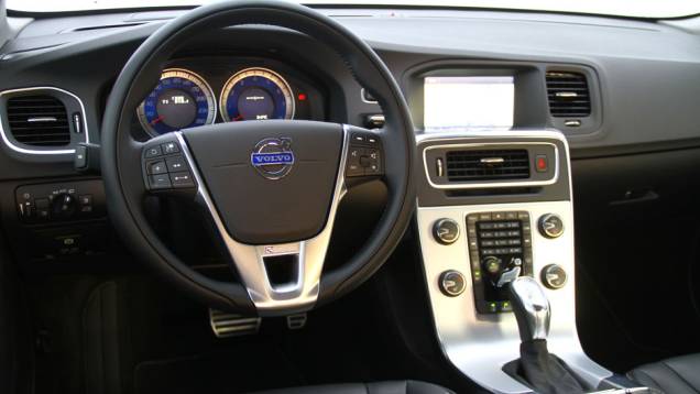 Volvo V60 | <a href="https://beta-develop.quatrorodas.abril.com.br/noticias/mercado/volvo-v60-parte-r-130-900-702452.shtml" target="_blank" rel="migration">Leia mais</a> Volvo V60 | <a href="https://beta-develop.quatrorodas.abril.com.br/noticias/mercado/volvo-v60-parte-r-130-900-702452.shtml" target="_blank" rel="migration">Leia mais</a>