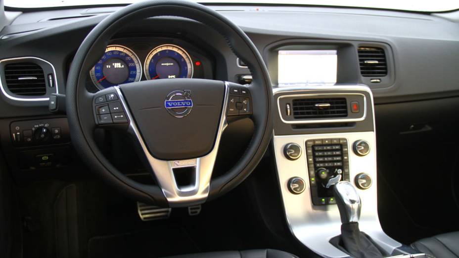 Volvo V60 | <a href="https://beta-develop.quatrorodas.abril.com.br/noticias/mercado/volvo-v60-parte-r-130-900-702452.shtml" target="_blank" rel="migration">Leia mais</a>