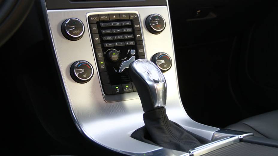 Todas as vers&otilde;es utilizam c&acirc;mbio autom&aacute;tico de seis marchas | <a href="https://beta-develop.quatrorodas.abril.com.br/noticias/mercado/volvo-v60-parte-r-130-900-702452.shtml" target="_blank" rel="migration">Leia mais</a>