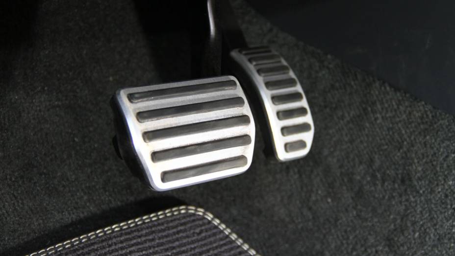 Pedaleiras de metal fazem parte do kit R-Line | <a href="https://beta-develop.quatrorodas.abril.com.br/noticias/mercado/volvo-v60-parte-r-130-900-702452.shtml" target="_blank" rel="migration">Leia mais</a>