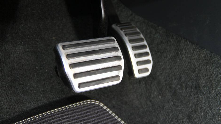 Pedaleiras de metal fazem parte do kit R-Line | <a href="https://beta-develop.quatrorodas.abril.com.br/noticias/mercado/volvo-v60-parte-r-130-900-702452.shtml" target="_blank" rel="migration">Leia mais</a> Pedaleiras de metal fazem parte do kit R-Line | <a href="https://beta-develop.quatrorodas.abril.com.br/noticias/mercado/volvo-v60-parte-r-130-900-702452.shtml" target="_blank" rel="migration">Leia mais</a>