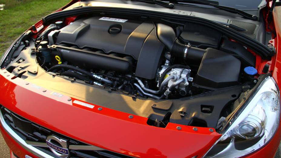 Marca não divulga dados de consumo de combustível | <a href="https://beta-develop.quatrorodas.abril.com.br/noticias/mercado/volvo-v60-parte-r-130-900-702452.shtml" target="_blank" rel="migration">Leia mais</a> Marca não divulga dados de consumo de combustível | <a href="https://beta-develop.quatrorodas.abril.com.br/noticias/mercado/volvo-v60-parte-r-130-900-702452.shtml" target="_blank" rel="migration">Leia mais</a>
