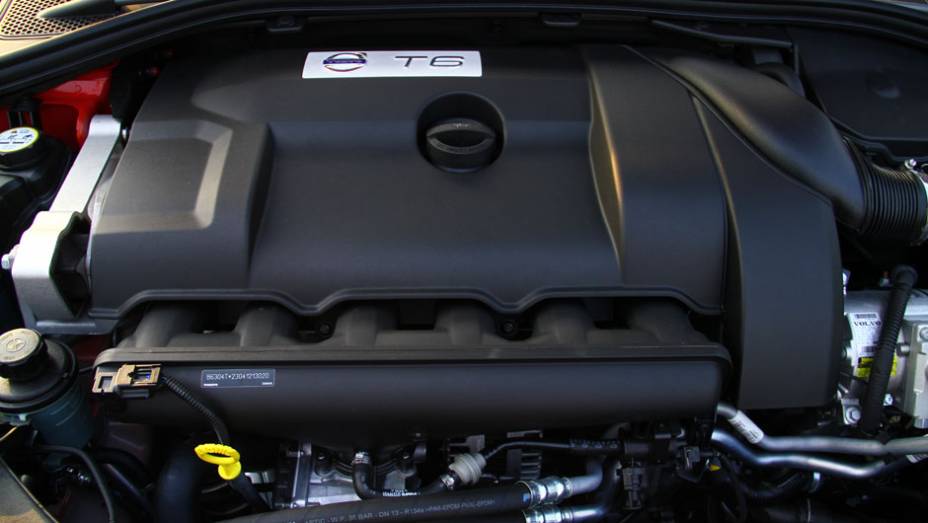 Motor 6 cilindros gera 101,3 cv/l. J&aacute; o propulsor 4 cilindros gera 120 cv/l