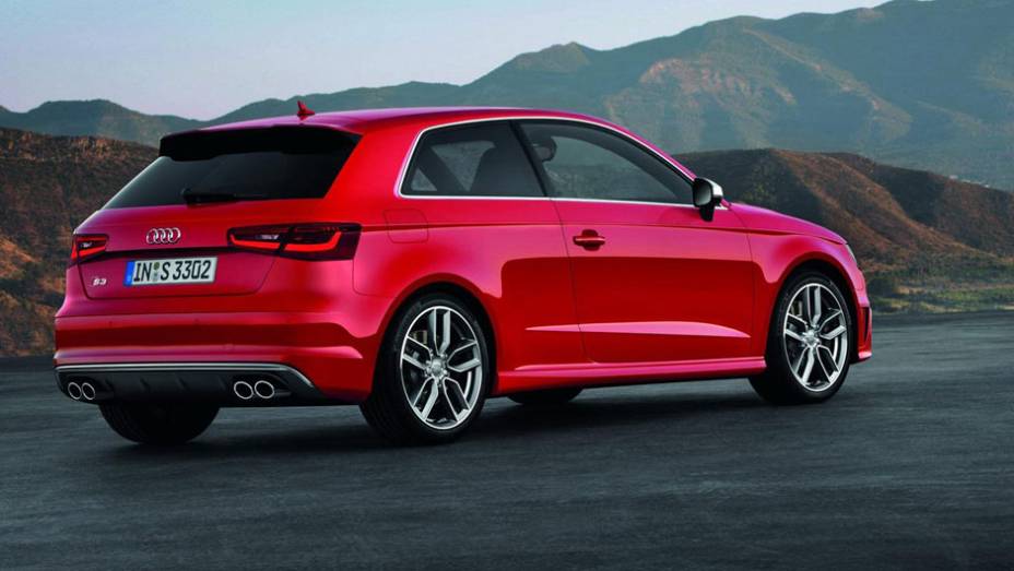 Além das rodas de aro 18" e emblemas da versão esportiva, modelo contra com duas ponteiras duplas e escape | <a href="%20https://beta-develop.quatrorodas.abril.com.br/saloes/paris/2012/audi-s3-702744.shtml" rel="migration">Leia mais</a>