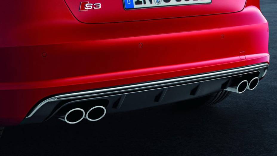 Pára-choques traseiro conta com um pequeno defletor | <a href="https://beta-develop.quatrorodas.abril.com.br/saloes/paris/2012/audi-s3-702744.shtml" rel="migration">Leia mais</a>