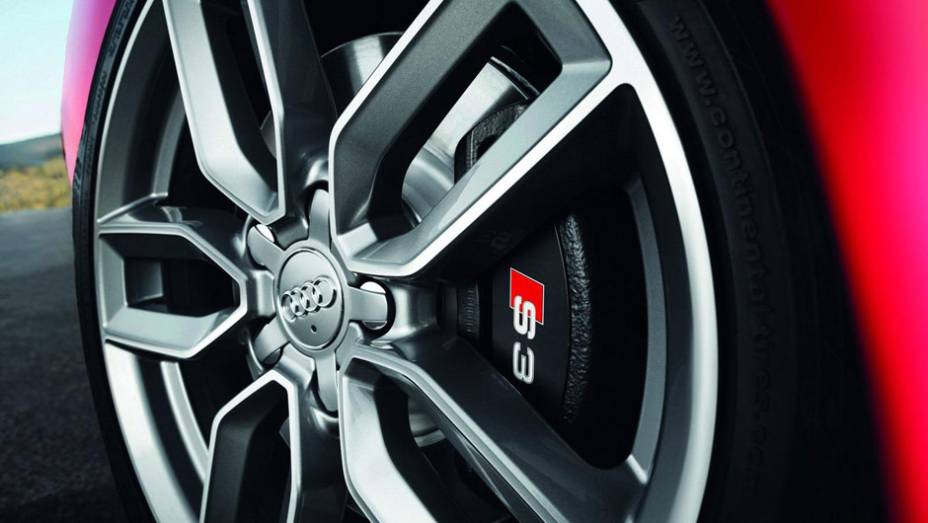 Configuração conta com freios maiores para conter o rendimento elevado do motor | <a href="%20https://beta-develop.quatrorodas.abril.com.br/saloes/paris/2012/audi-s3-702744.shtml" rel="migration">Leia mais</a>