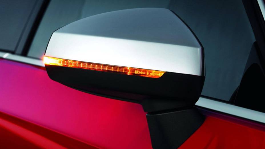 Além das luzes de indicação de mudança de direção, espelho retrovisores usam capa de alumínio | <a href="%20https://beta-develop.quatrorodas.abril.com.br/saloes/paris/2012/audi-s3-702744.shtml" rel="migration">Leia mais</a>