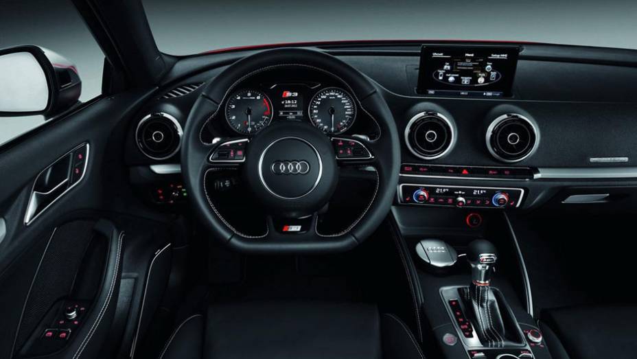 Interior tem acabamento de alto n&iacute;vel | <a href="https://beta-develop.quatrorodas.abril.com.br/saloes/paris/2012/audi-s3-702744.shtml" rel="migration">Leia mais</a>