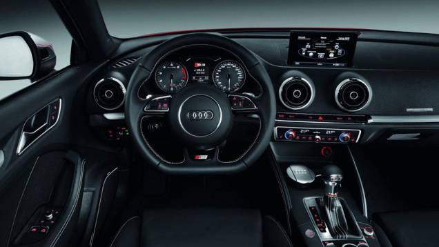 Interior tem acabamento de alto nível | <a href="https://beta-develop.quatrorodas.abril.com.br/saloes/paris/2012/audi-s3-702744.shtml" rel="migration">Leia mais</a> Interior tem acabamento de alto nível | <a href="https://beta-develop.quatrorodas.abril.com.br/saloes/paris/2012/audi-s3-702744.shtml" rel="migration">Leia mais</a>