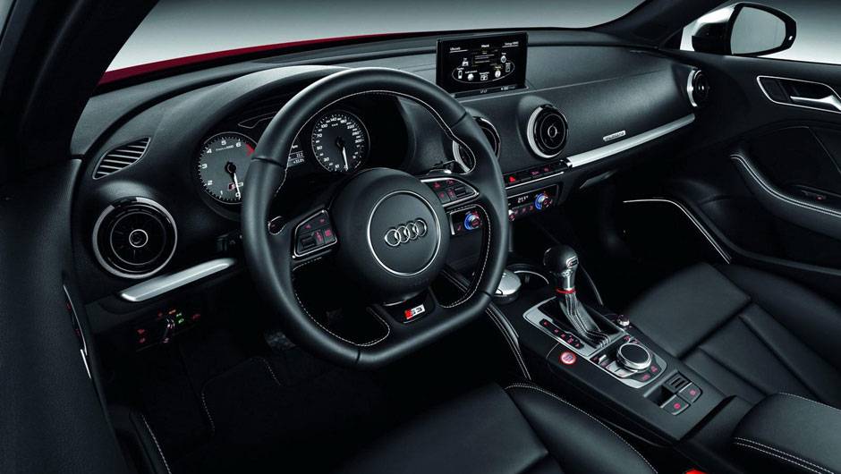 Volante com base reta inspira esportividade | <a href="https://beta-develop.quatrorodas.abril.com.br/saloes/paris/2012/audi-s3-702744.shtml" rel="migration">Leia mais</a>