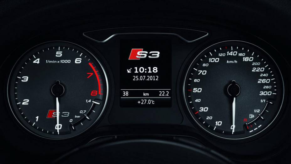 No painel de instrumentos há indicador de pressão do turbo | <a href="https://beta-develop.quatrorodas.abril.com.br/saloes/paris/2012/audi-s3-702744.shtml" rel="migration">Leia mais</a>