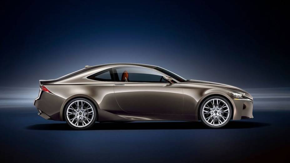 Sob o capô, o Lexus LF-CC tem motorização híbrida. Um dos motores é 2.5 a gasolina, trabalhando ao lado de uma unidade elétrica. | <a href="%20https://beta-develop.quatrorodas.abril.com.br/saloes/paris/2012/lexus-lf-cc-702448.shtml" rel="migration">Leia mais</a>