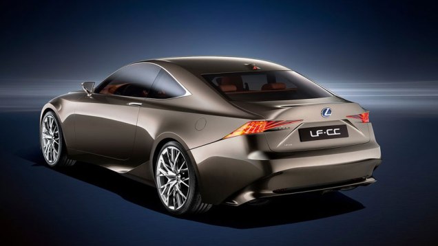 A traseira &eacute; encorpada, com brakelights integrados &agrave; antena. | <a href="https://beta-develop.quatrorodas.abril.com.br/saloes/paris/2012/lexus-lf-cc-702448.shtml" rel="migration">Leia mais</a>