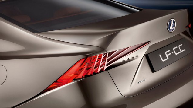 Internamente, a grande novidade &eacute; a divis&atilde;o do painel em duas zonas distintas, chamadas Display e Operation. | <a href="%20https://beta-develop.quatrorodas.abril.com.br/saloes/paris/2012/lexus-lf-cc-702448.shtml" rel="migration">Leia mais</a>