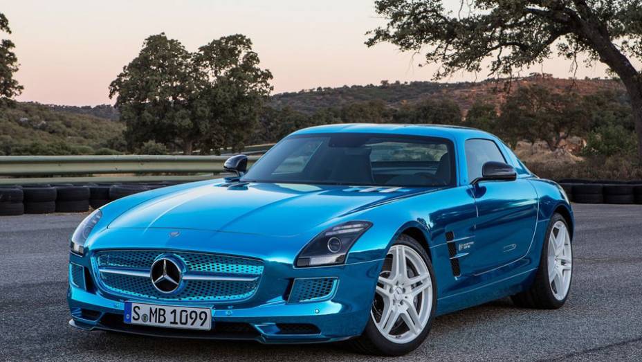 O carro é uma versão elétrica do SLS AMG | <a href="https://beta-develop.quatrorodas.abril.com.br/saloes/paris/2012/mercedes-benz-sls-electric-drive-703458.shtml" rel="migration">Leia mais</a>