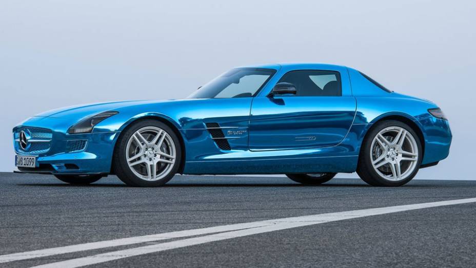 O supercarro conta com quatro motores elétricos (um em cada roda) | <a href="https://beta-develop.quatrorodas.abril.com.br/saloes/paris/2012/mercedes-benz-sls-electric-drive-703458.shtml" rel="migration">Leia mais</a>