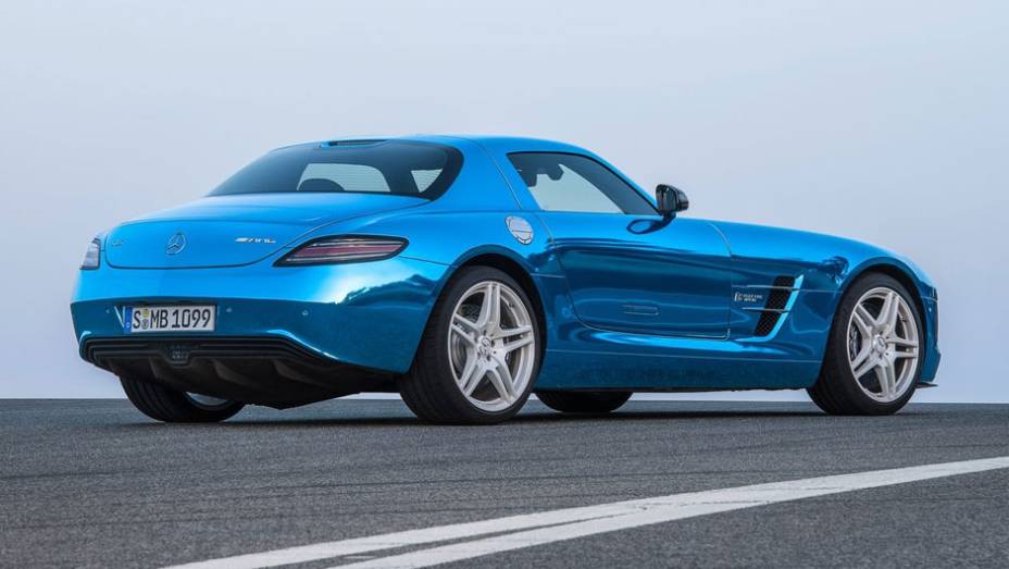 O rendimento elevado permite com que o modelo elétrico acelere aos 100 km/h em 3s9. | <a href="https://beta-develop.quatrorodas.abril.com.br/saloes/paris/2012/mercedes-benz-sls-electric-drive-703458.shtml" rel="migration">Leia mais</a>