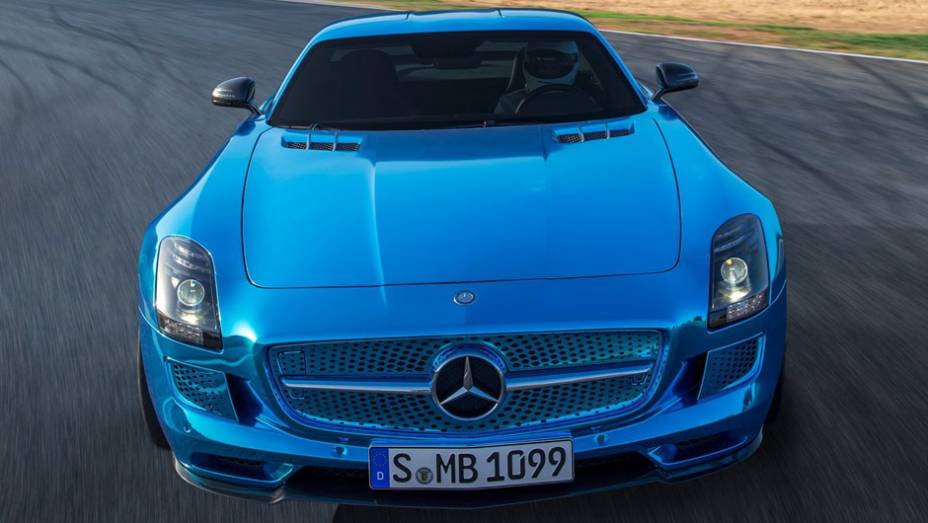 A velocidade máxima é limitada a 250 km/h | <a href="https://beta-develop.quatrorodas.abril.com.br/saloes/paris/2012/mercedes-benz-sls-electric-drive-703458.shtml" rel="migration">Leia mais</a>