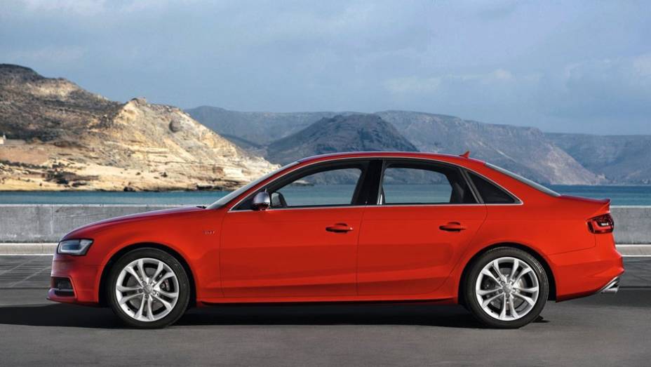 Os pre&ccedil;os est&atilde;o fixados em R$ 345 mil e R$ 350 mil, respectivamente | <a href="https://beta-develop.quatrorodas.abril.com.br/salao-do-automovel/2012/carros/s4-s4-avant-704307.shtml" rel="migration">Leia mais</a>