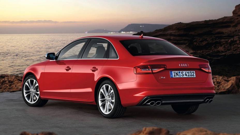 Ambos t&ecirc;m em comum o mesmo motor 3.0 V6 TFSI | <a href="https://beta-develop.quatrorodas.abril.com.br/salao-do-automovel/2012/carros/s4-s4-avant-704307.shtml" rel="migration">Leia mais</a>