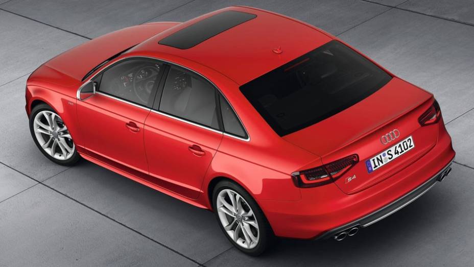 O motor entrega 333 cv de pot&ecirc;ncia | <a href="https://beta-develop.quatrorodas.abril.com.br/salao-do-automovel/2012/carros/s4-s4-avant-704307.shtml" rel="migration">Leia mais</a>