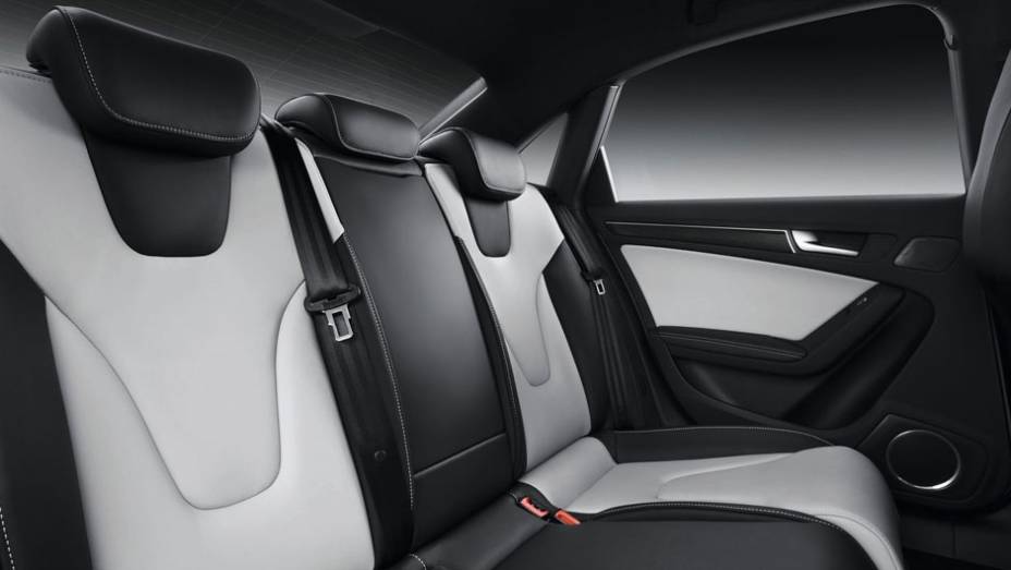 Espa&ccedil;o interno do S4 | <a href="https://beta-develop.quatrorodas.abril.com.br/noticias/fabricantes/audi-traz-modelos-s4-ao-brasil-704081.shtml" rel="migration">Leia mais</a>