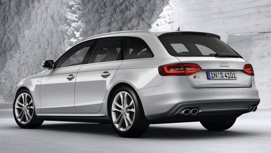 Itens de conforto tamb&eacute;m est&atilde;o presentes | <a href="https://beta-develop.quatrorodas.abril.com.br/noticias/fabricantes/audi-traz-modelos-s4-ao-brasil-704081.shtml" rel="migration">Leia mais</a>