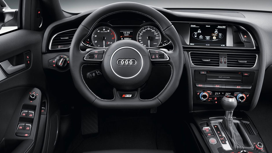 Destaque para o sistema Audi Music Interface, tocador de DVD, conex&atilde;o Bluetooth, sistema de navega&ccedil;&atilde;o, vidros com isolante t&eacute;rmico e teto solar. | <a href="%20https://beta-develop.quatrorodas.abril.com.br/noticias/fabricantes/audi-traz-modelos-s4-ao-brasil-704081.shtml" rel="migration"></a>
