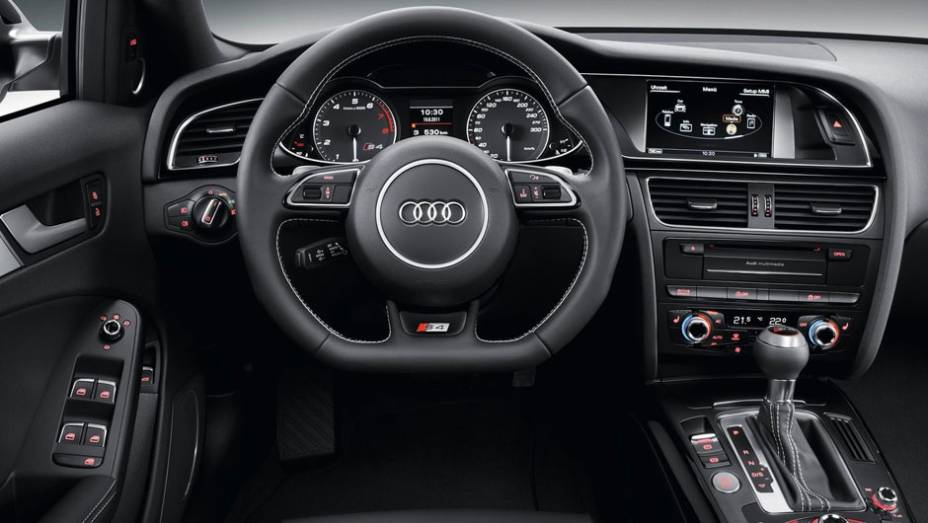 Destaque para o sistema Audi Music Interface, tocador de DVD, conex&atilde;o Bluetooth, sistema de navega&ccedil;&atilde;o, vidros com isolante t&eacute;rmico e teto solar. | <a href="%20https://beta-develop.quatrorodas.abril.com.br/noticias/fabricantes/audi-traz-modelos-s4-ao-brasil-704081.shtml" rel="migration"></a>