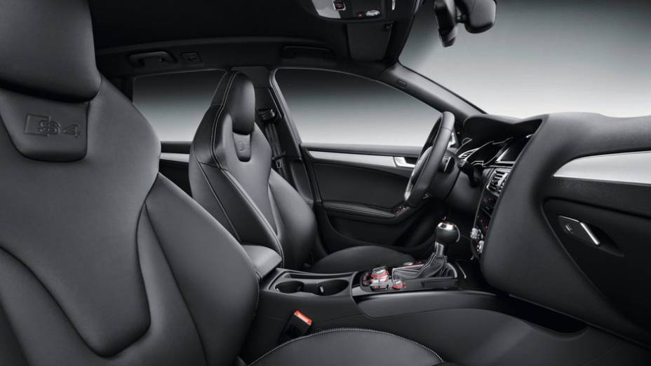Fazem parte do conjunto airbags frontais, laterais e de cabe&ccedil;a | <a href="https://beta-develop.quatrorodas.abril.com.br/noticias/fabricantes/audi-traz-modelos-s4-ao-brasil-704081.shtml" rel="migration">Leia mais</a>