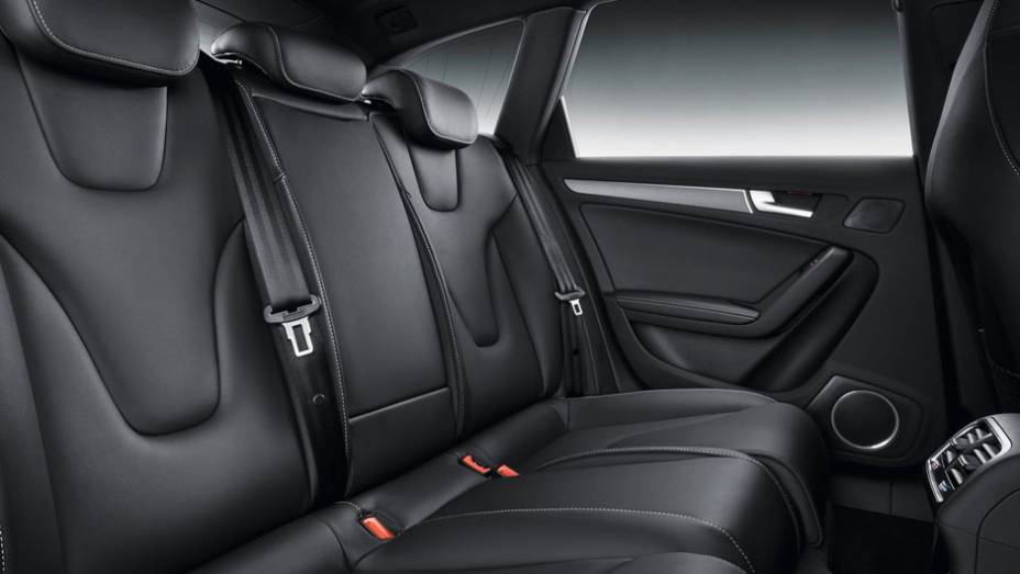 Programa eletr&ocirc;nico de estabilidade (ESP) e cintos de seguran&ccedil;a com sensor de afivelamento completam a lista | <a href="%20https://beta-develop.quatrorodas.abril.com.br/noticias/fabricantes/audi-traz-modelos-s4-ao-brasil-704081.shtml" rel="migration">Leia mais</a>