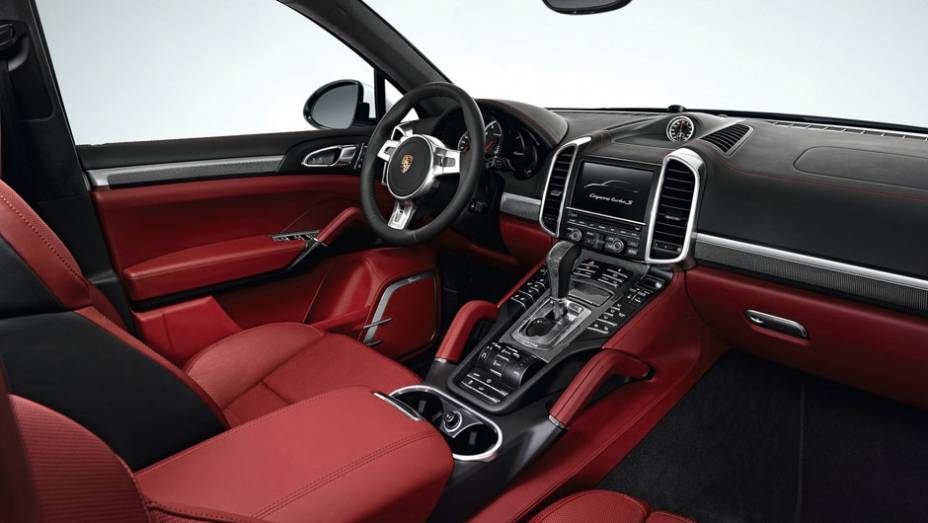 O modelo é baseado no Cayenne Turbo | <a href="https://beta-develop.quatrorodas.abril.com.br/saloes/los-angeles/2012/porsche-cayenne-turbo-s-724271.shtml" rel="migration">Leia mais</a>