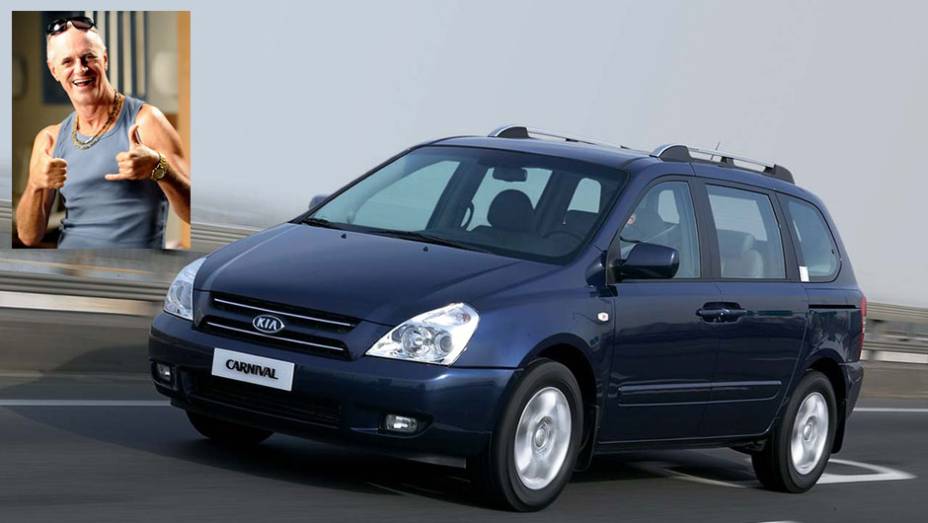 Pai de Tuf&atilde;o, Leleco (Marcos Caruso) prefere a praticidade da minivan Kia Carnival | <a href="https://beta-develop.quatrorodas.abril.com.br/reportagens/geral/kia-feliz-merchandising-novela-706299.shtml" rel="migration">Leia mais</a>
