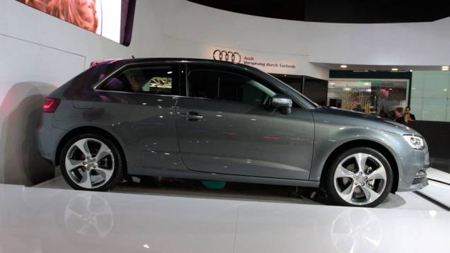 Hatch é equipado com motor 1.8 TFSI <a href="https://beta-develop.quatrorodas.abril.com.br/salao-do-automovel/2012/carros/a3-sport-709767.shtml" rel="migration">Leia mais</a> Hatch é equipado com motor 1.8 TFSI <a href="https://beta-develop.quatrorodas.abril.com.br/salao-do-automovel/2012/carros/a3-sport-709767.shtml" rel="migration">Leia mais</a>