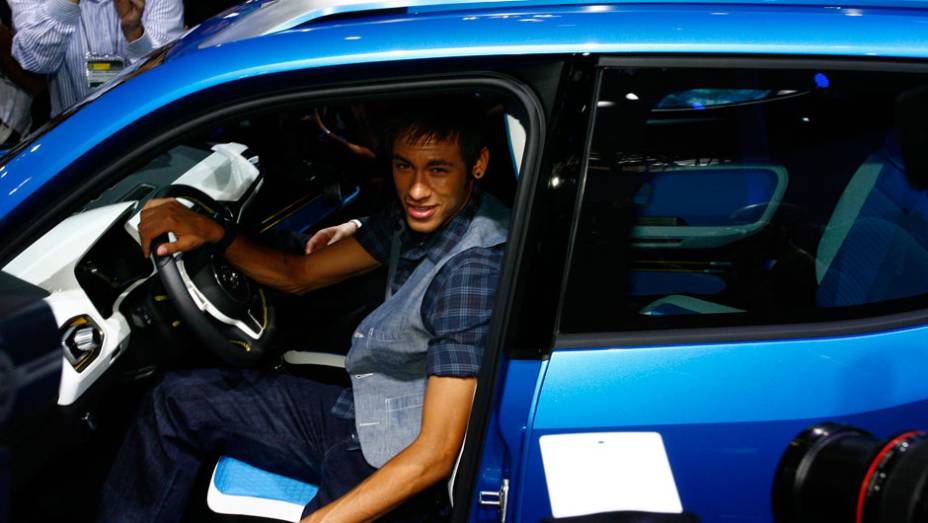 Neymar, garoto-propaganda da Volkswagen, tamb&eacute;m apareceu na apresenta&ccedil;&atilde;o do Taigun<a href="https://beta-develop.quatrorodas.abril.com.br/salao-do-automovel/2012/carros/taigun-708675.shtml" rel="migration">Leia mais</a>